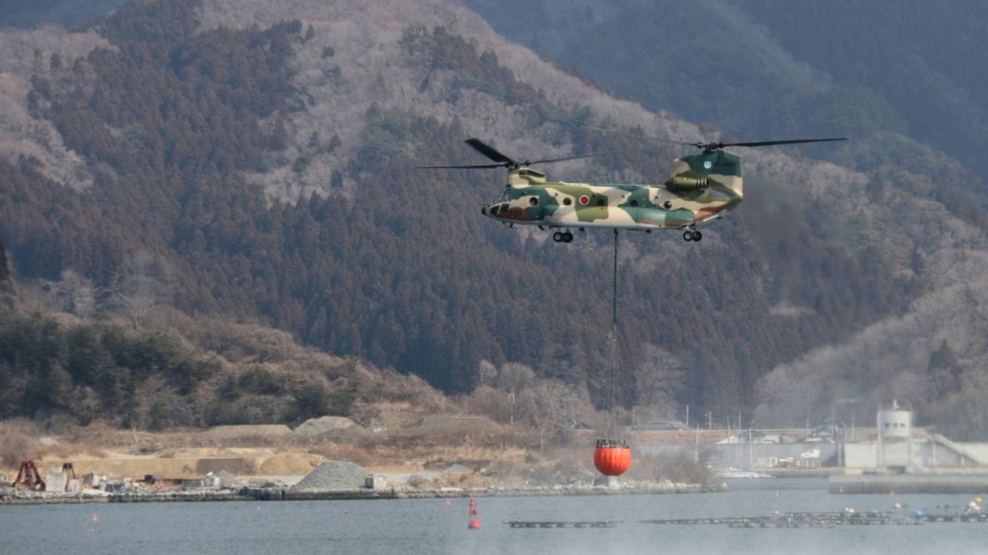 Kampf gegen Waldbrand in Japan
