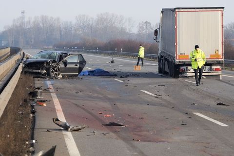Wegen der Unfälle wurde die A1 ab der Anschlussstelle Holdorf in Richtung Hamburg voll gesperrt. Foto: Jörn Hüneke/dpa