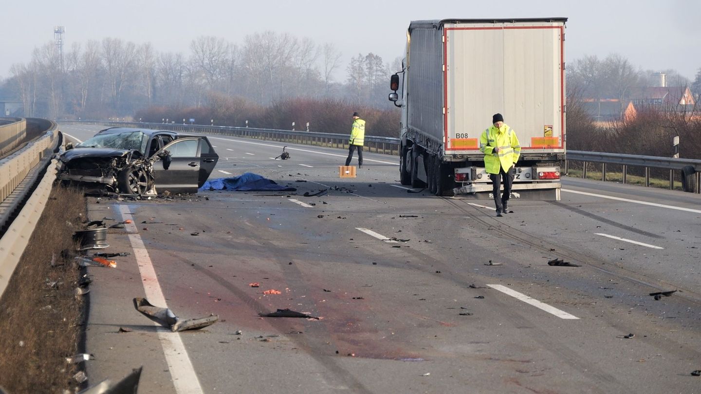 Wegen der Unfälle wurde die A1 ab der Anschlussstelle Holdorf in Richtung Hamburg voll gesperrt. Foto: Jörn Hüneke/dpa