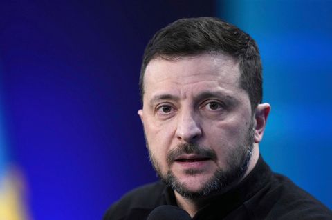 Wolodymyr Selenskyj, Präsident der Ukraine, spricht in ein Mikrofon