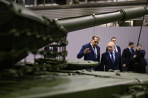 Kriegswirtschaft: Wladimir Putin im letzten Jahr beim Besuch einer Waffenschmiede nahe Jekaterinburg. Russland hat die Panzerproduktion binnen zweier Jahre um 220 Prozent gesteigert
