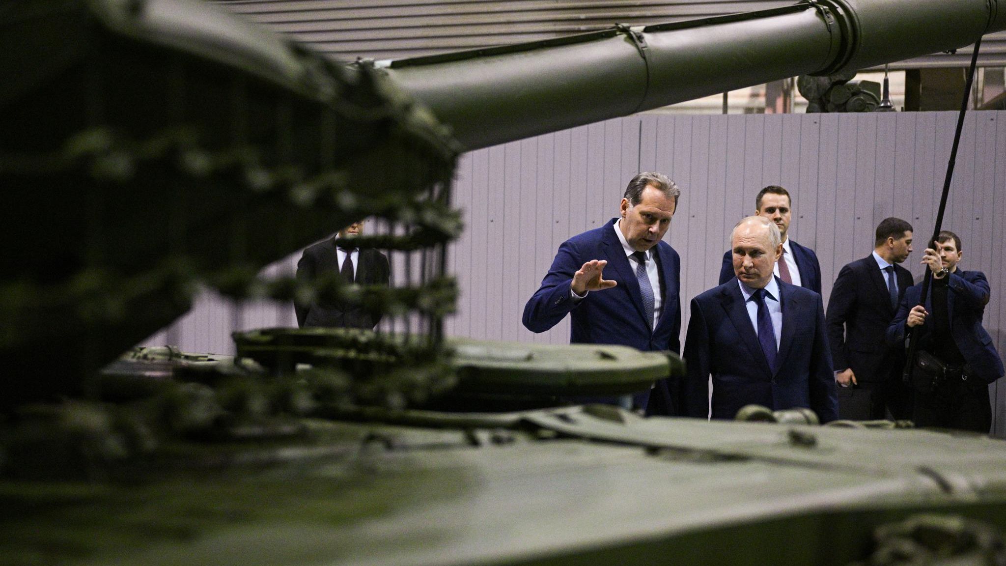 Kriegswirtschaft: Wladimir Putin im letzten Jahr beim Besuch einer Waffenschmiede nahe Jekaterinburg. Russland hat die Panzerproduktion binnen zweier Jahre um 220 Prozent gesteigert