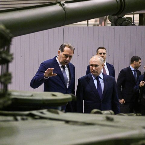 Kriegswirtschaft: Wladimir Putin im letzten Jahr beim Besuch einer Waffenschmiede nahe Jekaterinburg. Russland hat die Panzerproduktion binnen zweier Jahre um 220 Prozent gesteigert