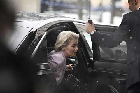 Von der Leyen steigt aus ihrem Dienstauto