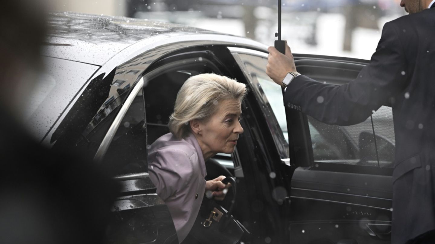 Von der Leyen steigt aus ihrem Dienstauto
