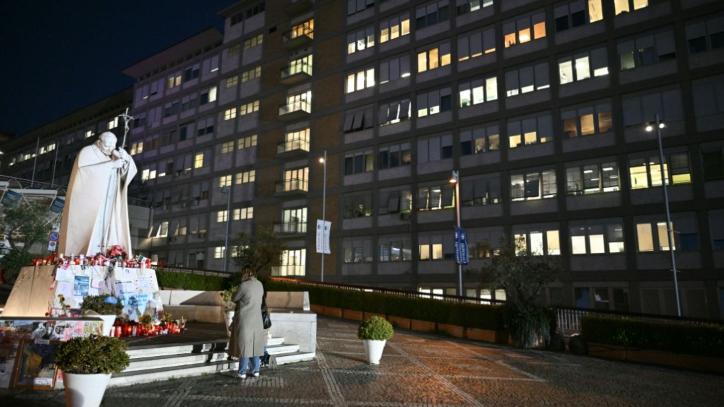 Eine Frau betet vor der Gemelli-Klinik in Rom