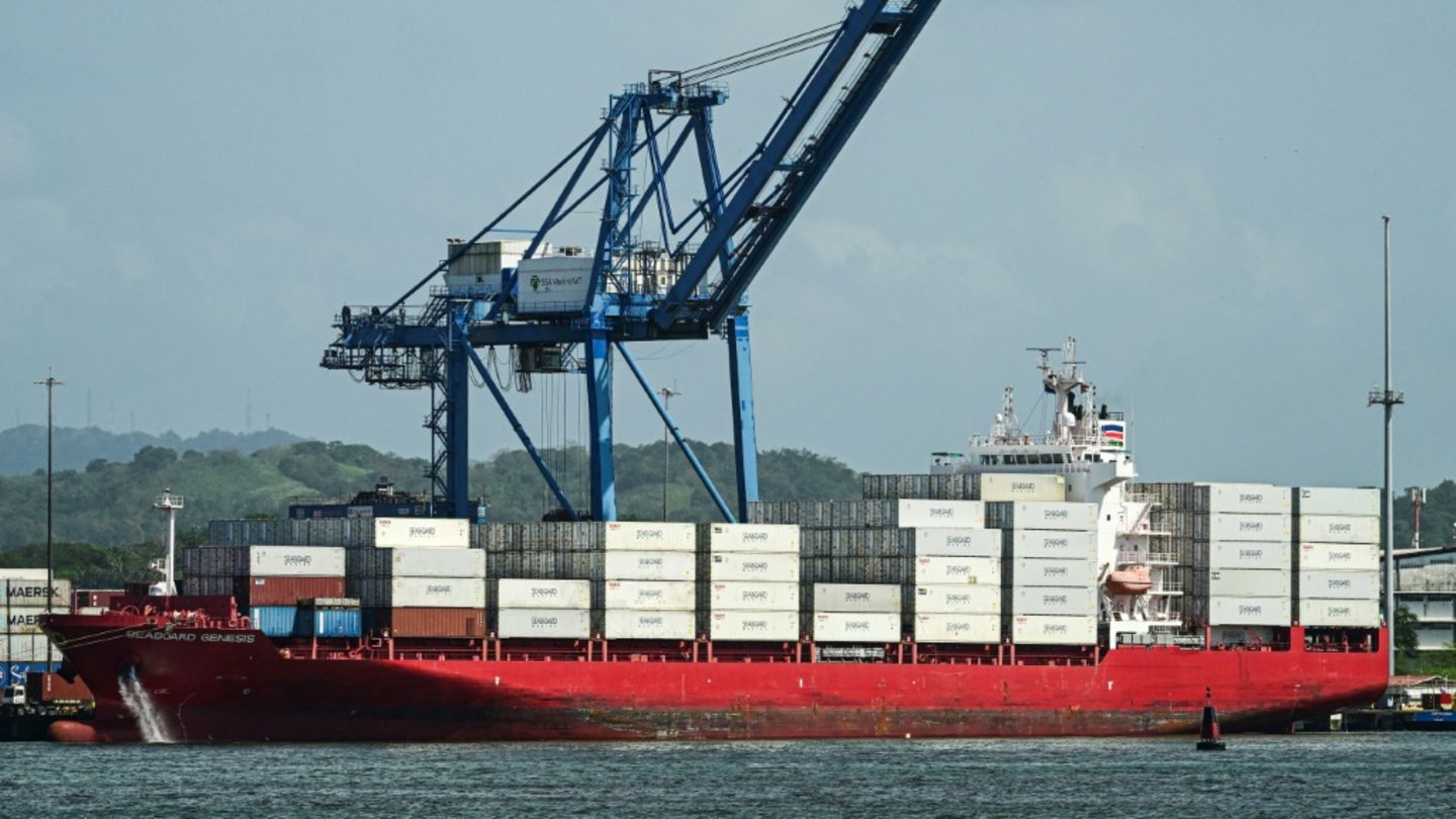 Container-Schiff am Panamakanal