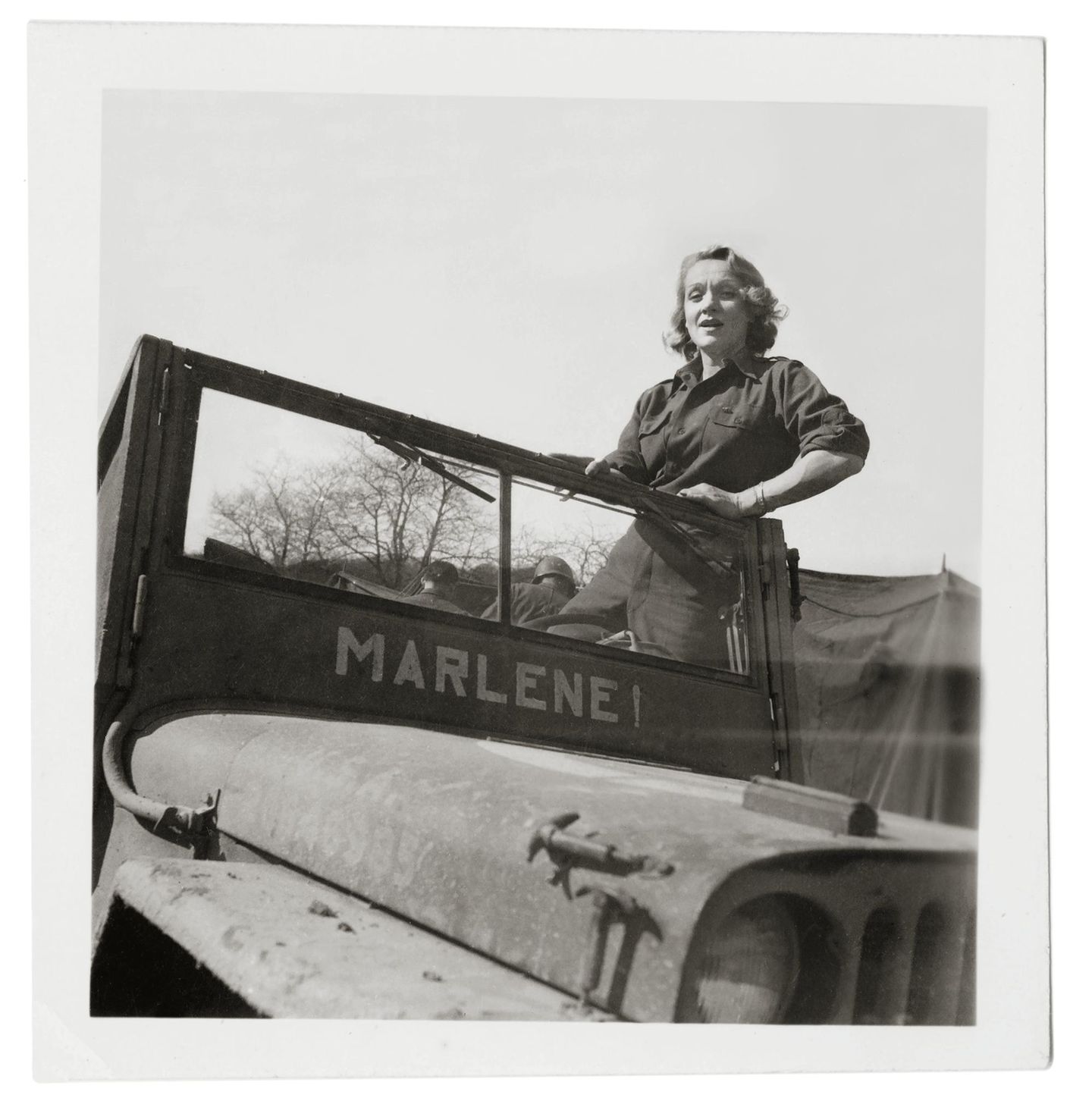 Marlene Dietrich im Militär-Jeep