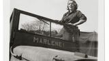 Marlene Dietrich im Militär-Jeep