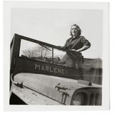 Marlene Dietrich im Militär-Jeep