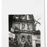 Marlene Dietrich vor Hausruine Stolberg