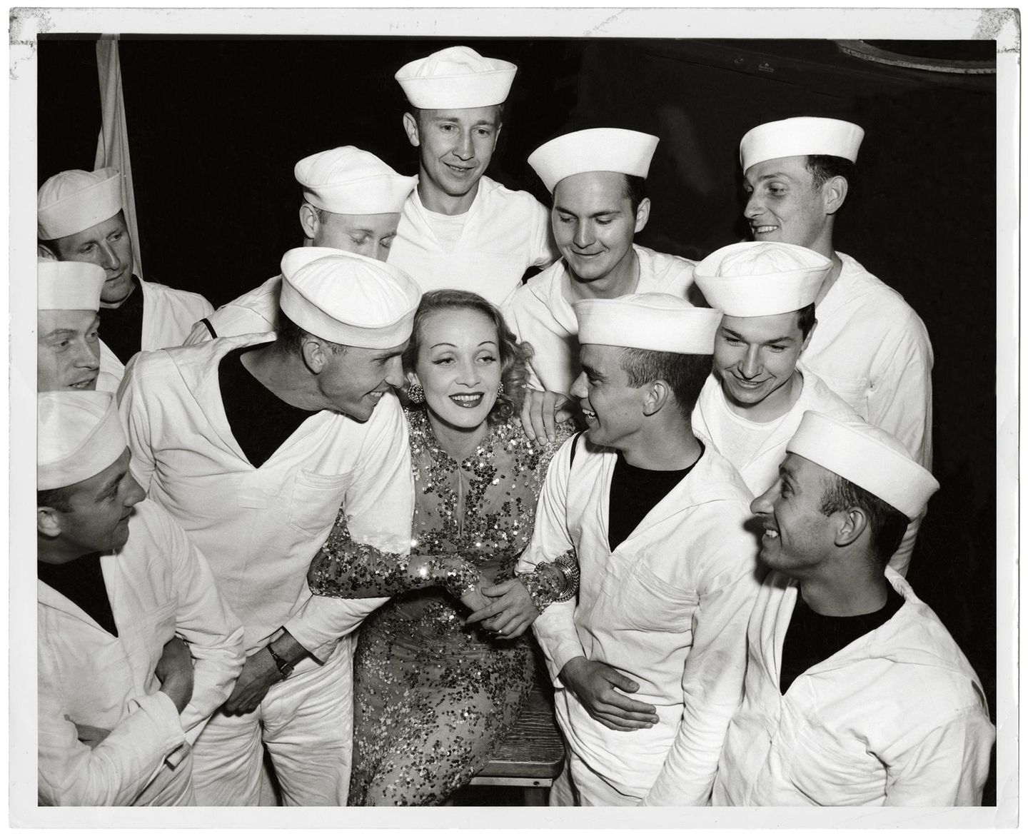 Marlene Dietrich mit Sodaten