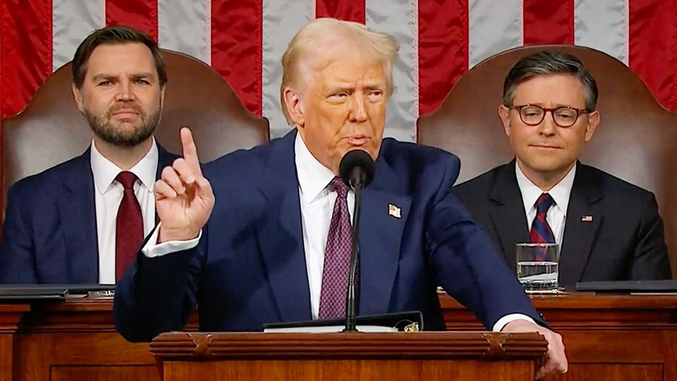 Trump hält erste große Rede seiner Amtszeit – Demokrat wird aus Saal geführt Trump hält erste große Rede seiner Amtszeit – Demokrat wird aus Saal geführt