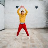 Fitness: Junger Mann macht Hampelmänner