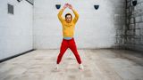 Fitness: Junger Mann macht Hampelmänner