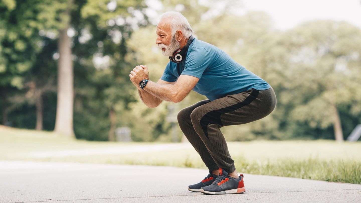 Fitness: Älterer Mann macht Squats im Park