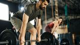 Fitness: Mann macht Deadlifts im Fitnessstudio