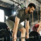 Fitness: Mann macht Deadlifts im Fitnessstudio