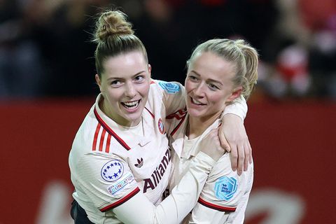 Alara Şehitler (l.) und Lea Schüller vom FC Bayern