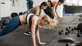 Fitness: Frauen machen gemeinsam Burpees