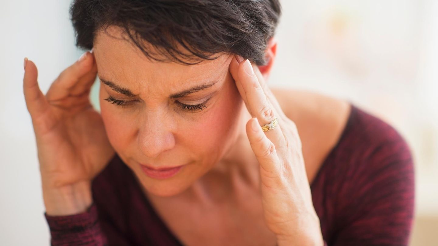 Bebilderung Wechseljahre und Demenzrisiko: Eine Frau fasst sich an den Kopf Bebilderung Wechseljahre und Demenzrisiko: Eine Frau fasst sich an den Kopf