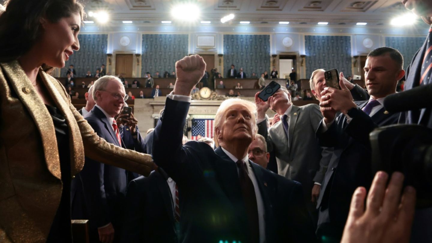 Trump nach seiner Kongressrede auf dem Weg aus dem Saal