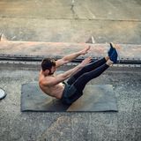 Fitness: Mann trainert Bauchmuskeln mit Klappemesserübung