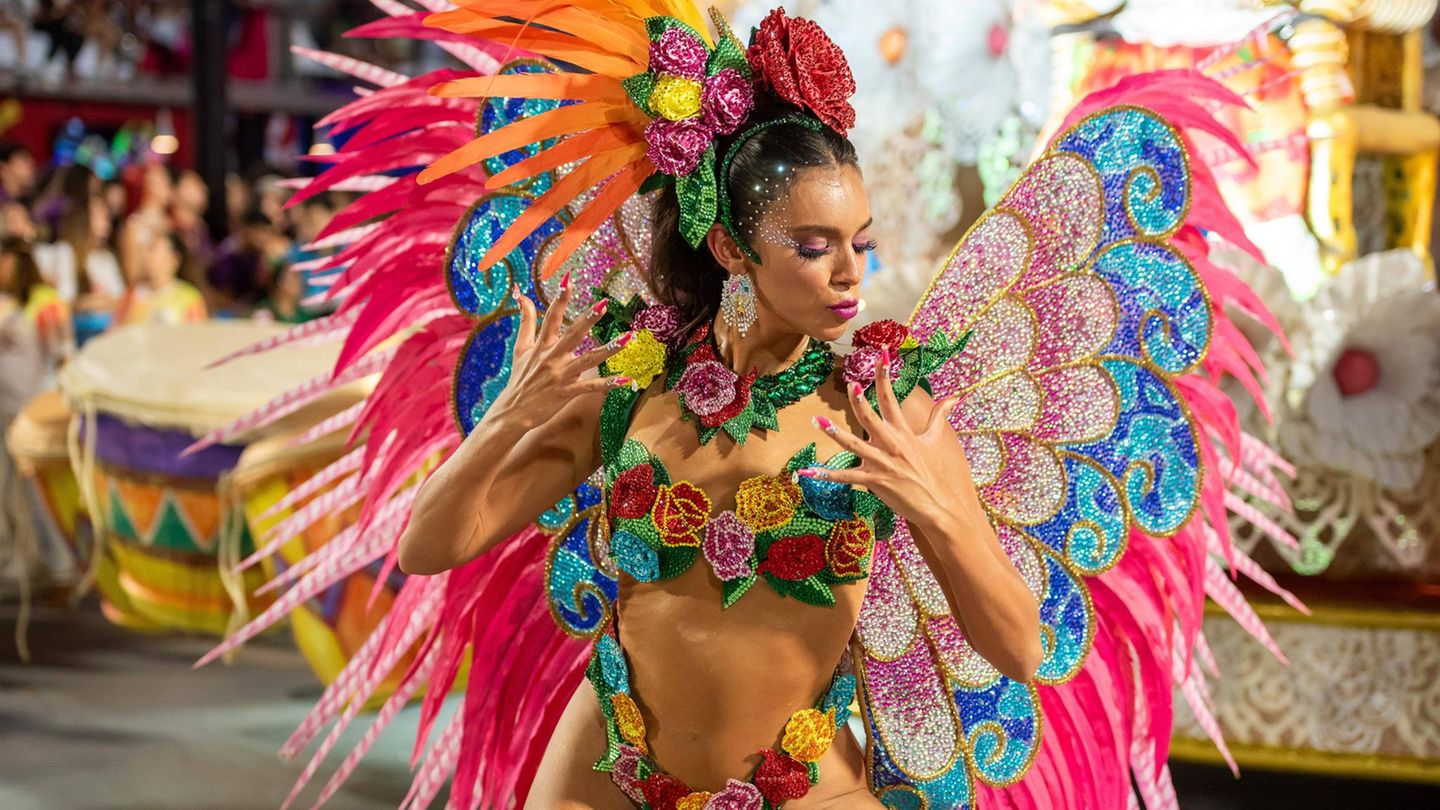 Karneval in Rio de Janeiro: Tänzerin im Blumen-Outfit mit glitzernden, federartigen Flügeln