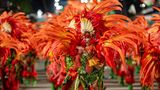 Karneval in Rio de Janeiro: Tänzerinnen in knall-orangenen Federkostümen