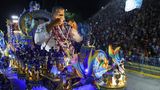 Karneval in Rio de Janeiro: Karnevalswagen der Beija-Flor de Nilopolis zieht durch die Straßen