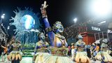 Karneval in Rio de Janeiro: Tänzerinnen in blauen Kostümen vor einem Karnevalswagen