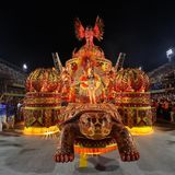 Karneval in Rio de Janeiro: Ein Karnevalswagen zieht über die Straße – in Form einer leuchtenden Schildkröte