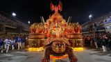 Karneval in Rio de Janeiro: Ein Karnevalswagen zieht über die Straße – in Form einer leuchtenden Schildkröte Karneval in Rio de Janeiro: Ein Karnevalswagen zieht über die Straße – in Form einer leuchtenden Schildkröte