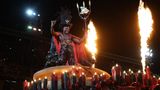 Karneval in Rio de Janeiro: Auf einem Karnevalswagen steht ein Mann mit einem Dreizack und Feuer