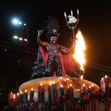 Karneval in Rio de Janeiro: Auf einem Karnevalswagen steht ein Mann mit einem Dreizack und Feuer