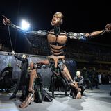 Karneval in Rio de Janeiro: ein großer Roboter in Menschengestalt