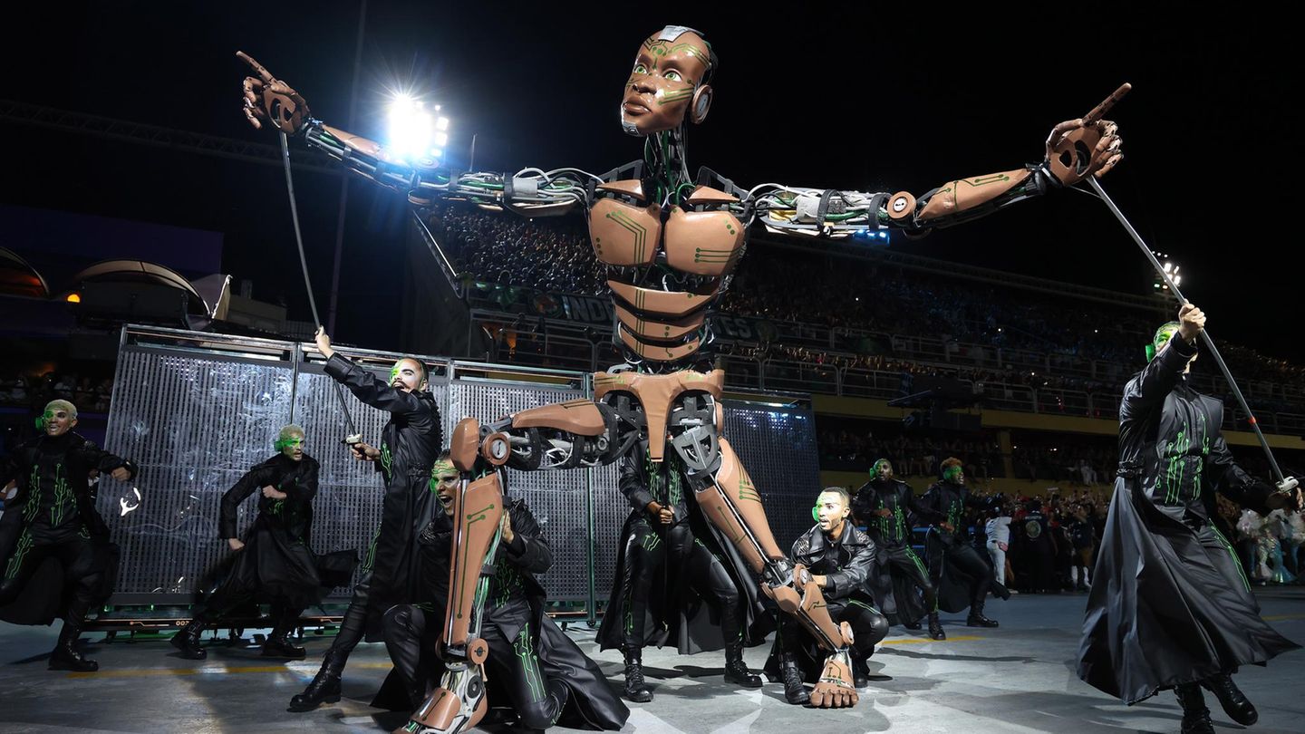 Karneval in Rio de Janeiro: ein großer Roboter in Menschengestalt