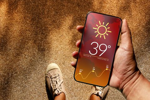 Hochtemperatur-Wetter-Show auf Mobile Screen am heißen sonnigen Tag