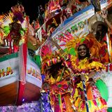 Karneval in Rio de Janeiro: Sambatänzer der Sambaschule Grande Rio paradieren auf einem bunten Wagen