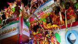 Karneval in Rio de Janeiro: Sambatänzer der Sambaschule Grande Rio paradieren auf einem bunten Wagen