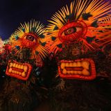 Karneval in Rio de Janeiro: Tänzerinnen in auffälligen Kostümen mit einem großen Auge und Federn als Kopfschmuck