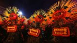 Karneval in Rio de Janeiro: Tänzerinnen in auffälligen Kostümen mit einem großen Auge und Federn als Kopfschmuck