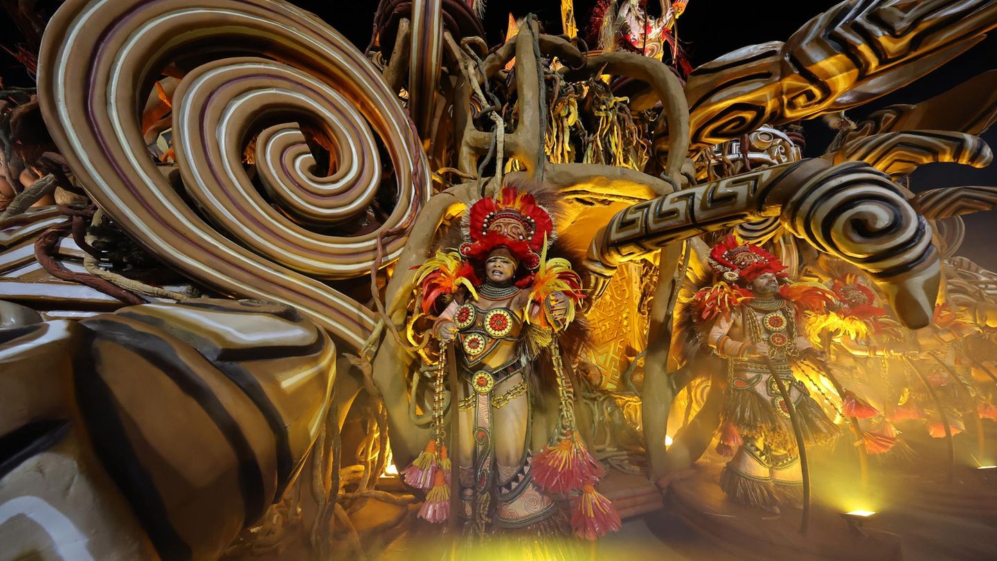 Karneval in Rio de Janeiro: Tänzerinnen im Weitwinkel vor einem Karnevalswagen umgeben von Spiralen mit Mustern