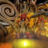 Karneval in Rio de Janeiro: Tänzerinnen im Weitwinkel vor einem Karnevalswagen umgeben von Spiralen mit Mustern