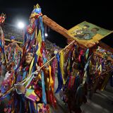 Karneval in Rio de Janeiro: Tänzerinnen in bunten Kostümen paradieren über die Straße