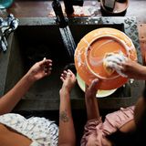 Keime: Zwei Frauen spülen Geschirr