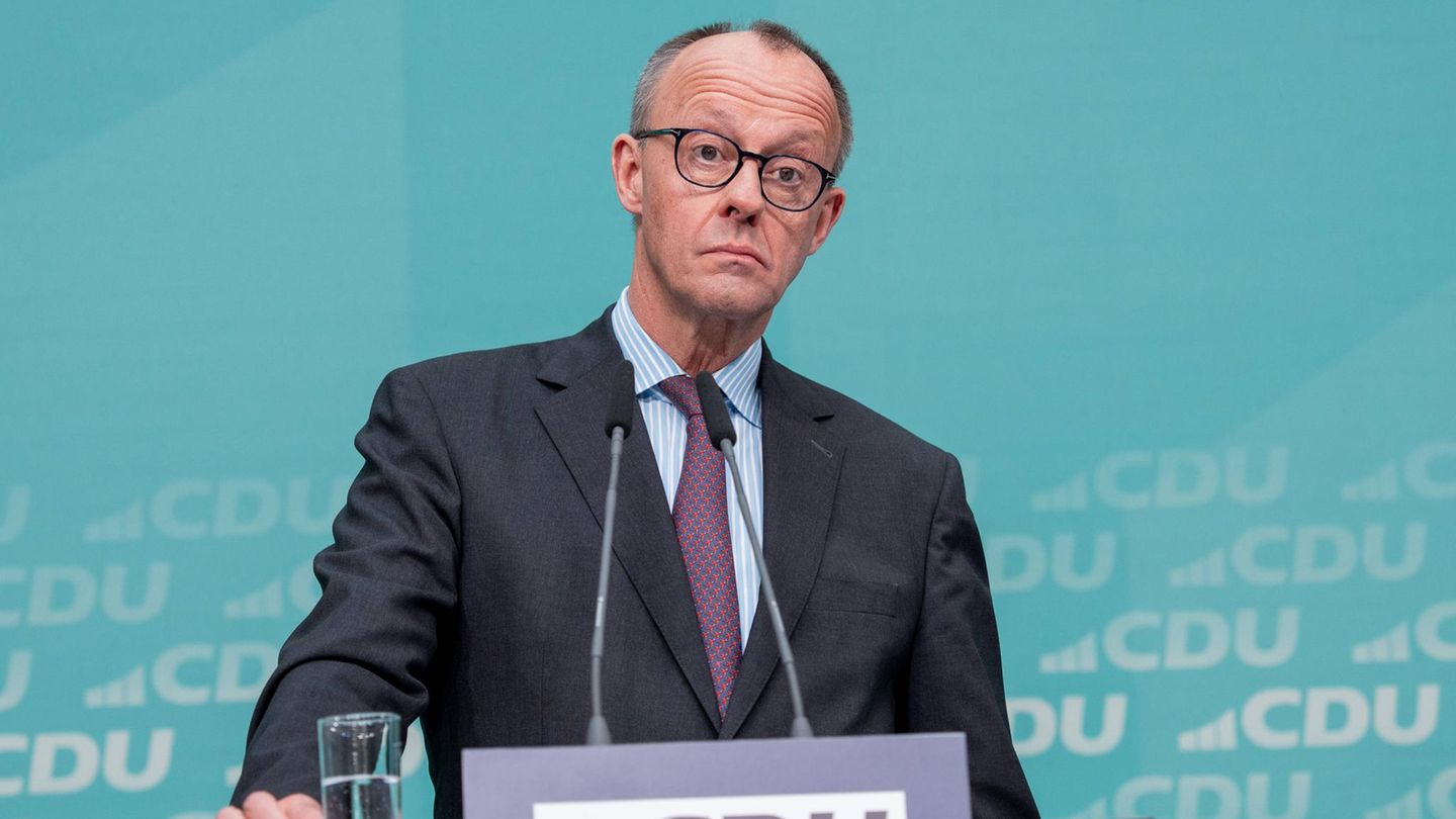 Friedrich Merz will Schulden machen Friedrich Merz steht bei einer Pressekonferenz hinter dem Rednerpult.