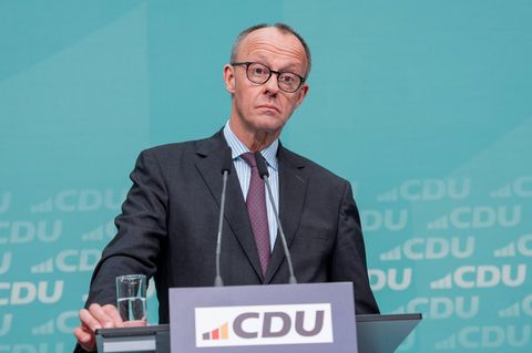 Friedrich Merz steht bei einer Pressekonferenz hinter dem Rednerpult.