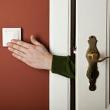 Keime: Hand betätigt Lichtschalter