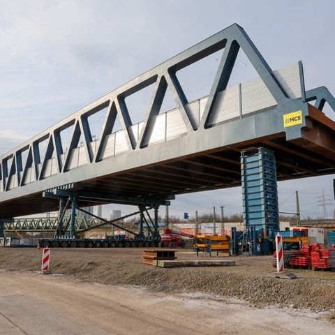 Investitionen in die Infrastruktur sind dringend nötig: Diese 2400-Tonnen-Brücke soll künftig die A43 über eine Eisenbahnstrecke führen